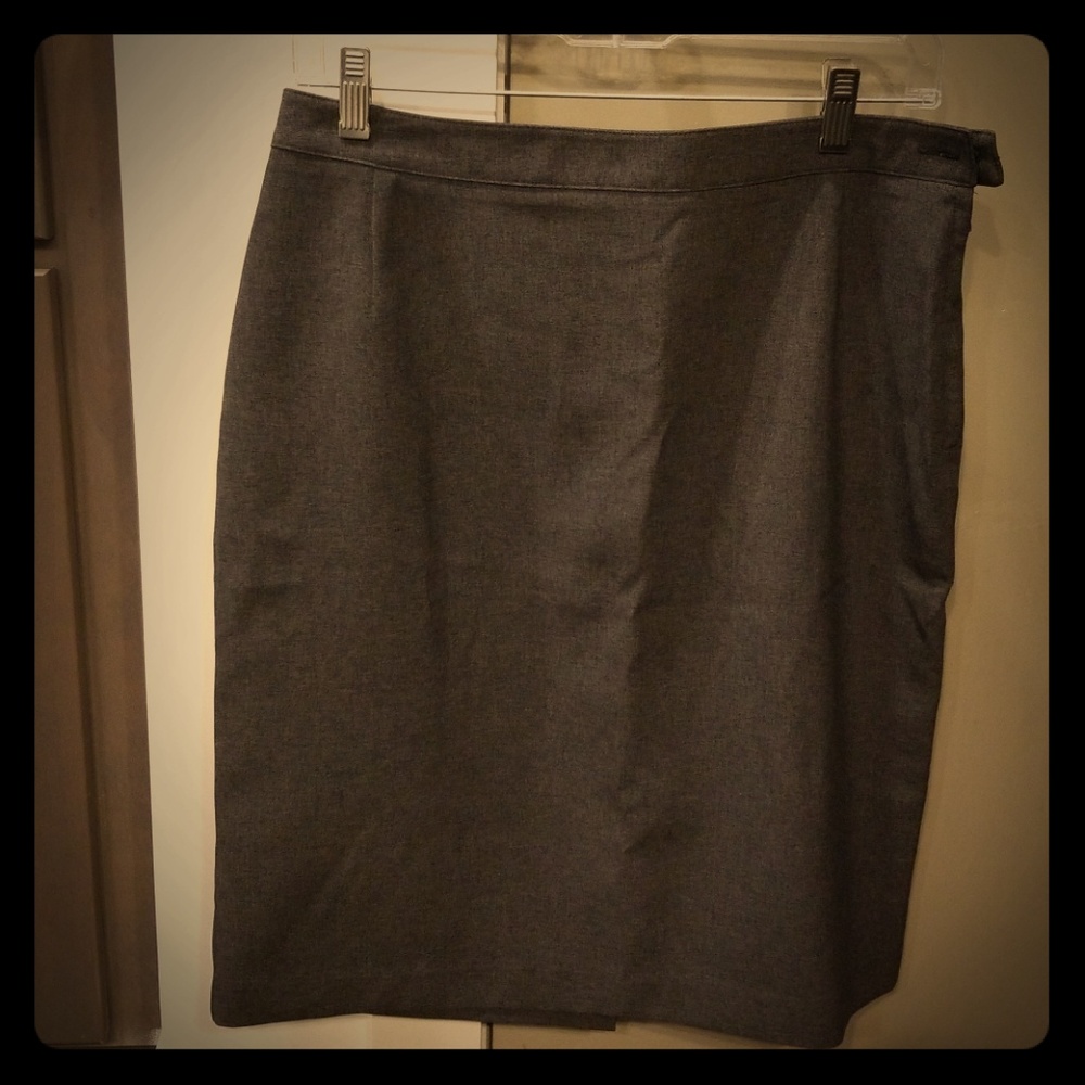 NWOT New York & Co. Knee length grey skirt.
